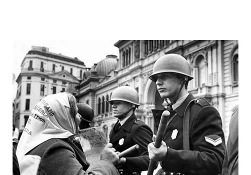 día de la reunión de la Comisión Interamericana de Derechos Humanos con el gobierno las Madres de Plaza de mayo se hicieron presentes en la foto